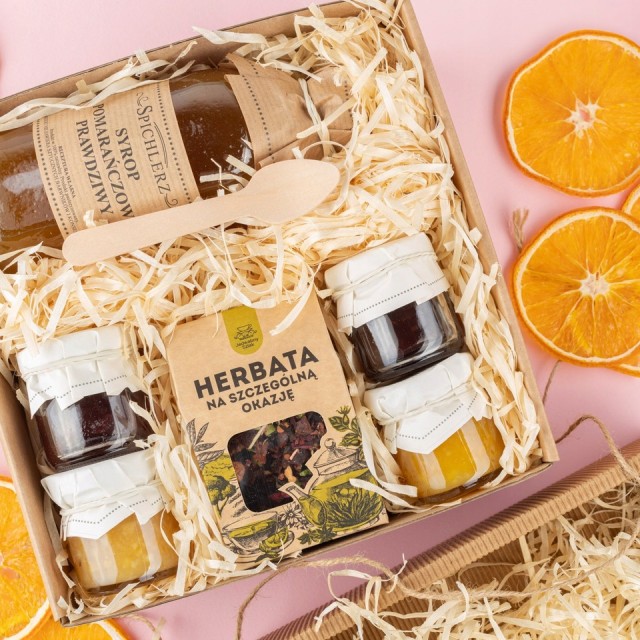 Karbowany kosz prezentowy syrop herbata mini konfitury