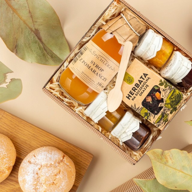 Karbowany kosz prezentowy syrop herbata mini konfitury