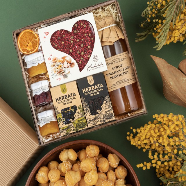 Kosz prezentowy z herbatą i naturalnymi przetworami