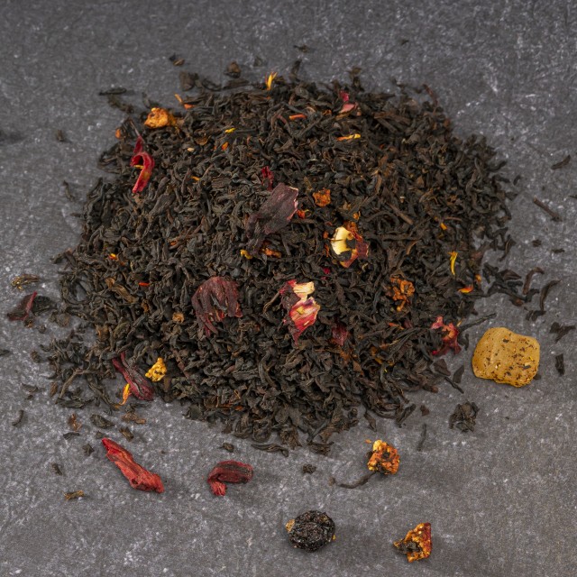 Kosz prezentowy z czekoladą, konfiturą oraz zestaw herbat