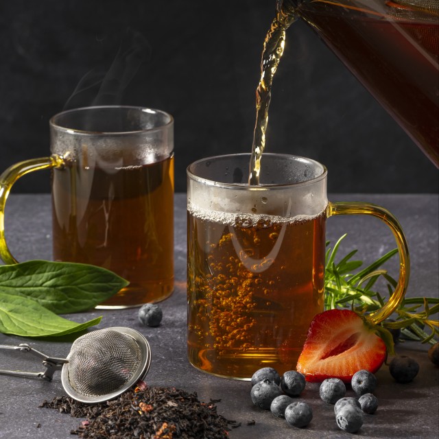 Kosz prezentowy z czekoladą, konfiturą oraz zestaw herbat