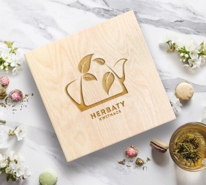 Zestaw herbat kwitnących w skrzynce 18 szt herbaciarka z grawerem biała