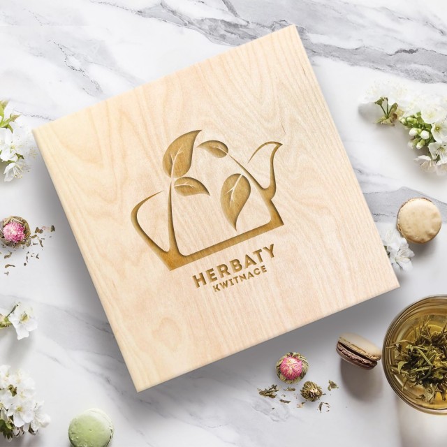 Zestaw herbat kwitnących w skrzynce 18 szt herbaciarka z grawerem biała