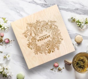 Zestaw herbat kwitnących w skrzynce 18 szt herbaciarka z grawerem