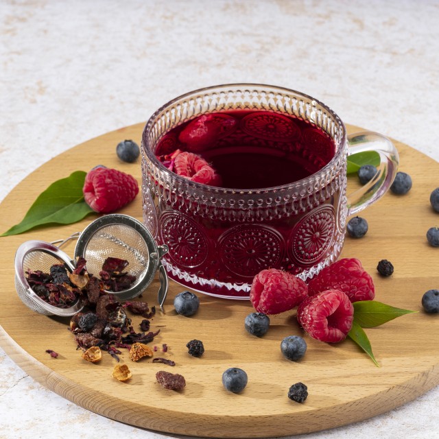 Kosz na prezent dla nauczyciela syrop i herbata