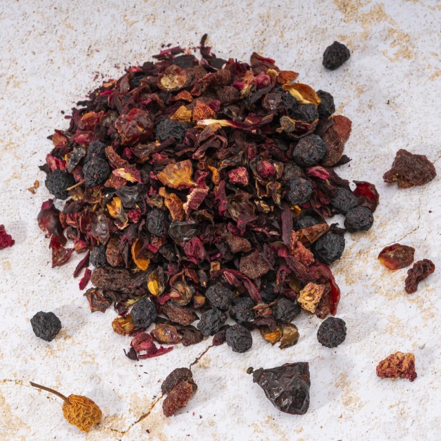 Kosz prezentowy z czekoladą, konfiturą oraz zestaw herbat