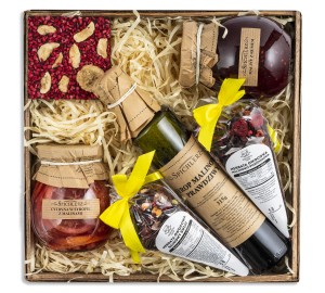 Kosz prezentowy z przetworami i czekoladą