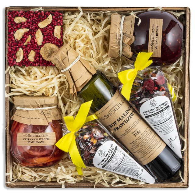 Kosz prezentowy z przetworami i czekoladą