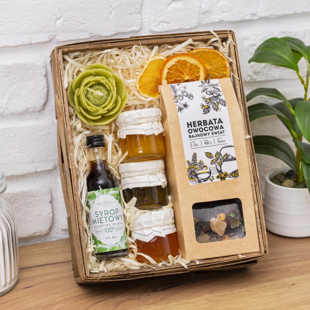 Kosz na prezent dla nauczyciela syrop i herbata