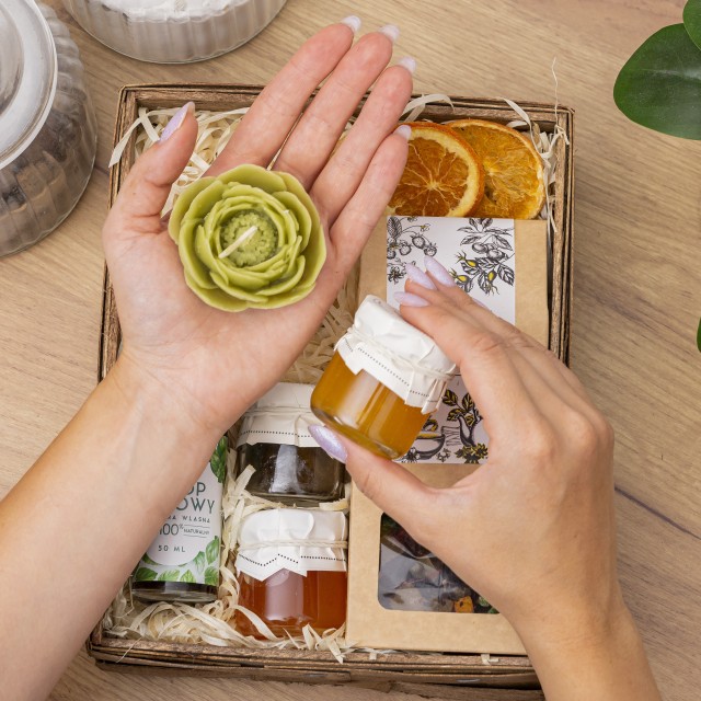 Kosz na prezent dla nauczyciela syrop i herbata