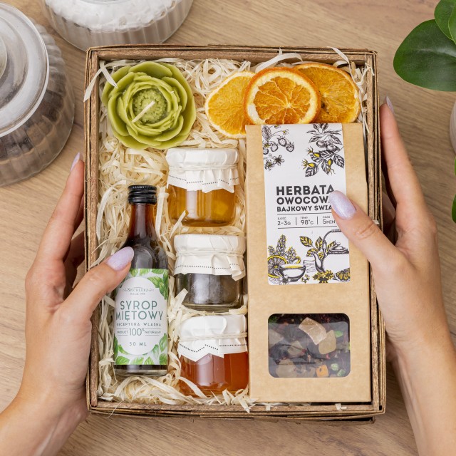 Kosz na prezent dla nauczyciela syrop i herbata