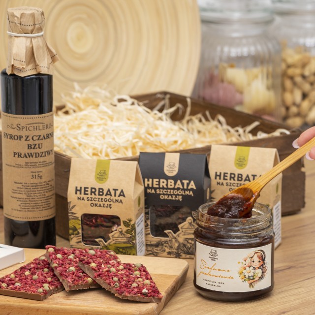Kosz prezentowy z czekoladą, konfiturą oraz zestaw herbat