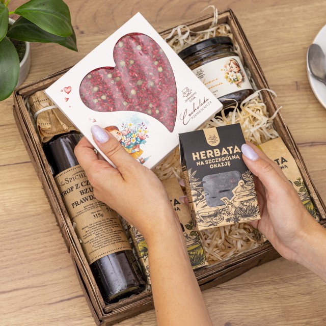 Kosz prezentowy z czekoladą, konfiturą oraz zestaw herbat